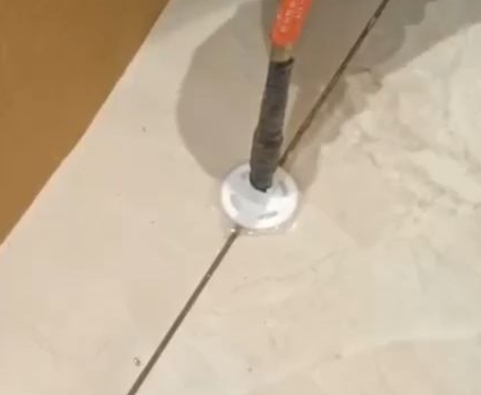 青秀瓷砖空鼓维修公司专业解答瓷砖在铺贴过程中，如果没有涂抹均匀到位的粘结材料（如水泥砂浆或瓷砖胶），可能会导致以下问题