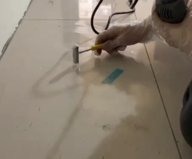青秀瓷砖开裂维修公司专业分享瓷砖在铺贴前如果没有沥干水分，将会导致以下问题